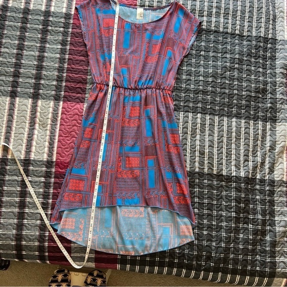 Bi-Level Dress with Geometric Print Size Medium. 100% Polyester - Picture 2 of 6